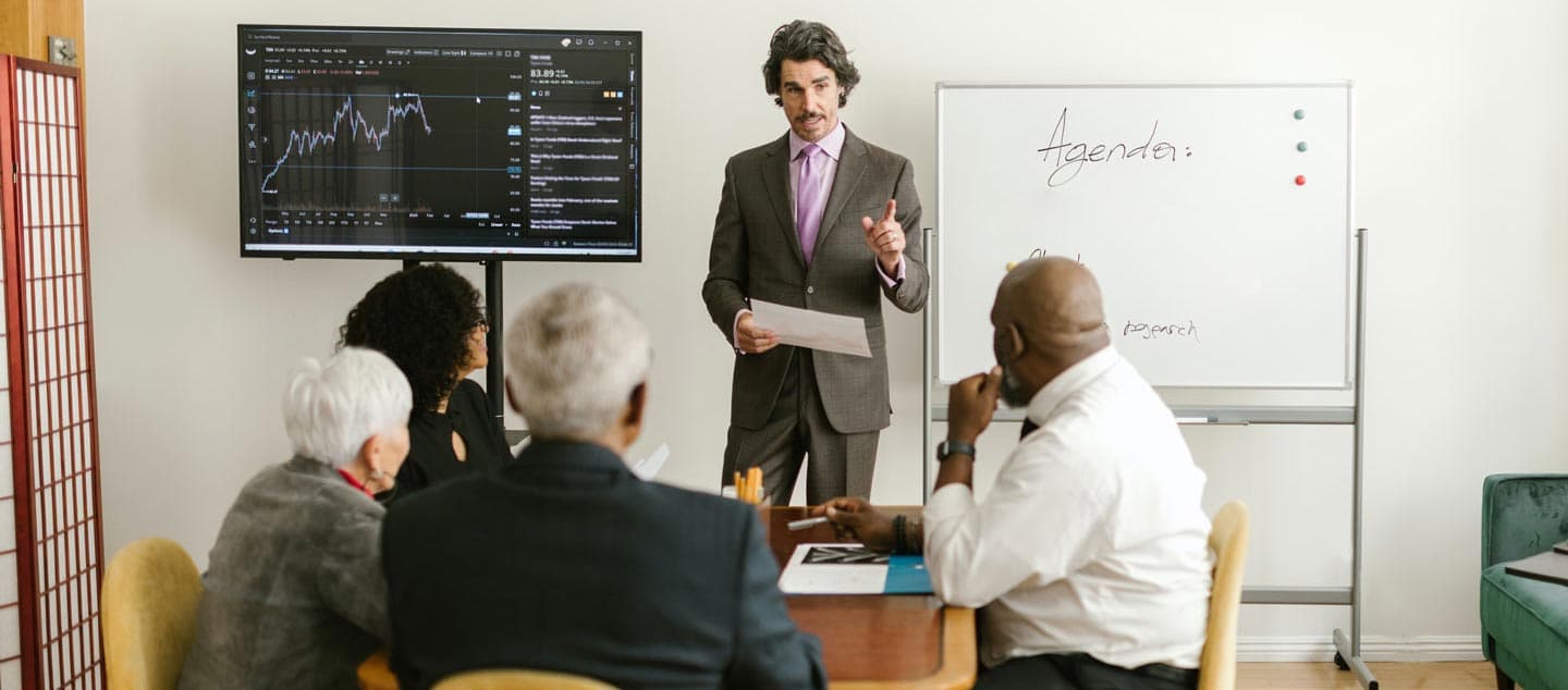 Immagine di un commercialista che spiega il lavoro ai suoi collaboratori